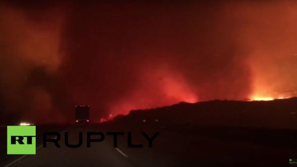 Family drives through blazing California wildfire - Sputnik International