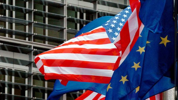 US and European flags float in front of the European Commission headquarters in Brussels 22 February 2005 - Sputnik International