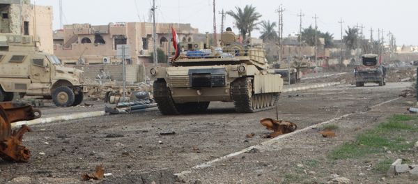 A tank of the Iraqi security forces is seen in Ramadi December 24, 2015 - Sputnik International