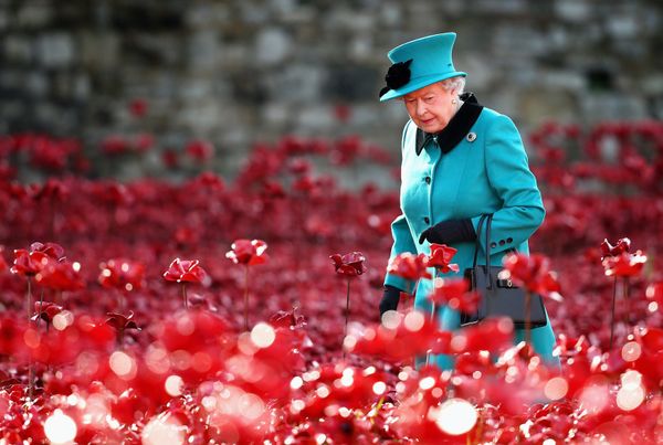 Britain's Queen Elizabeth II visits the Tower of London's 'Blood Swept Lands and Seas of Red' poppy installation in central London on October 16, 2014 - Sputnik International