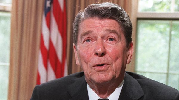 US President Ronald Reagan poses for photographers 24 June 1986 in the Oval Office at the White House, Washington,DC - Sputnik International