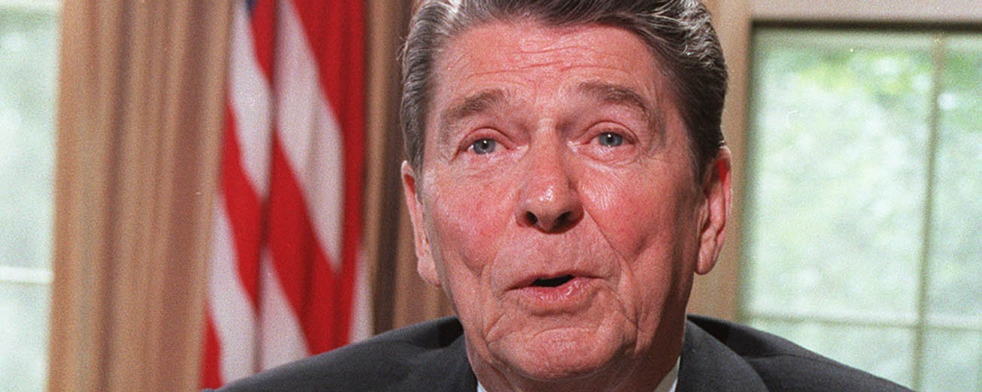 US President Ronald Reagan poses for photographers 24 June 1986 in the Oval Office at the White House, Washington,DC - Sputnik International, 1920, 18.07.2021