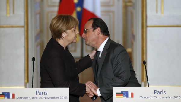 French president Francois Hollande, right, kisses German Chancellor Angela Merkel at the end of a joint press conference at the Elysee Palace, in Paris, Wednesday, Nov. 25, 2015 - Sputnik International
