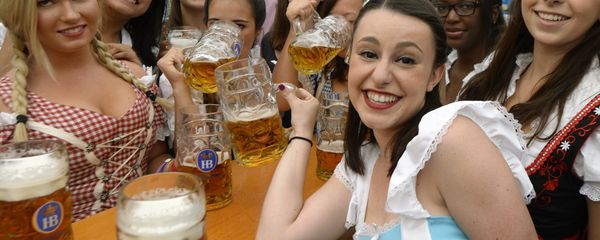 Visitors to the Oktoberfest beer festival - Sputnik International