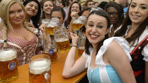 Visitors to the Oktoberfest beer festival Visitors to the Oktoberfest beer festival - Sputnik International