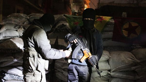 The militants of the Kurdistan Workers' Party, or PKK, stand at a barricade. - Sputnik International