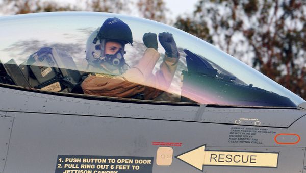 A Belgian pilot gestures as he sits in the cockpit of a F-16 fighter jet. A Belgian pilot gestures as he sits in the cockpit of a F-16 fighter jet. - Sputnik International