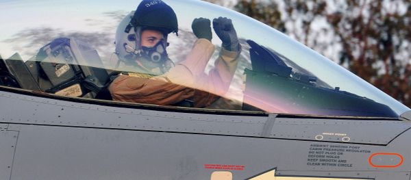 A Belgian pilot gestures as he sits in the cockpit of a F-16 fighter jet. - Sputnik International