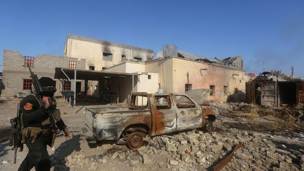 A member of Iraq's elite counter-terrorism service walks with his weapon on December 28, 2015 in the city of Ramadi, the capital of Iraq's Anbar province, about 110 kilometers west of Baghdad, after Iraqi forces recaptured it from the Islamic State (IS) jihadist group. - Sputnik International