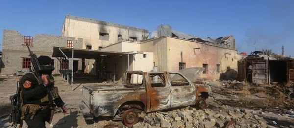 A member of Iraq's elite counter-terrorism service walks with his weapon on December 28, 2015 in the city of Ramadi, the capital of Iraq's Anbar province, about 110 kilometers west of Baghdad, after Iraqi forces recaptured it from the Islamic State (IS) jihadist group. - Sputnik International