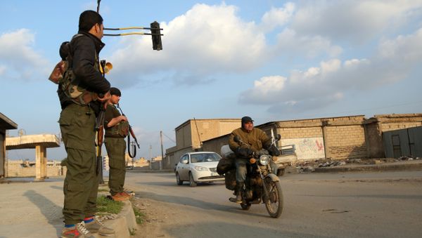 Members of the Kurdish internal security forces (known as the Asayish) check vehicles on December 16, 2015 in the northeastern Syrian city of Qamishli - Sputnik International
