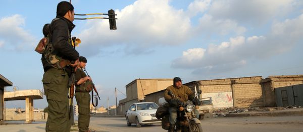 Members of the Kurdish internal security forces (known as the Asayish) check vehicles on December 16, 2015 in the northeastern Syrian city of Qamishli - Sputnik International