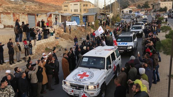 Convoys carrying wounded Syrian opposition fighters leave the Lebanese border crossing point of Masnaa - Sputnik International