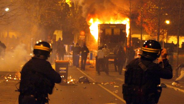 Riot police face young residents of Villiers-le-Bel, a northern Paris suburb - Sputnik International