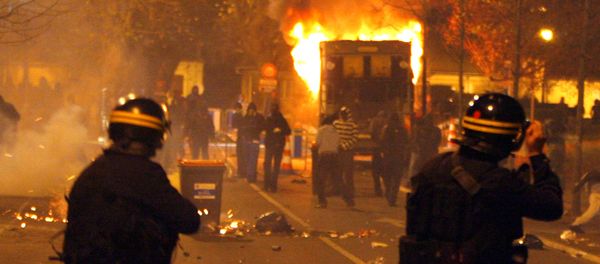 Riot police face young residents of Villiers-le-Bel, a northern Paris suburb - Sputnik International