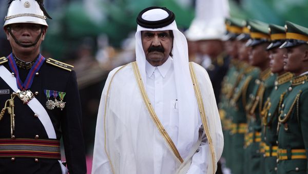 Sheikh Hamad Bin Khalifa Al-Thani, walks beside Philippine troopers during arrival honors at the Malacanang palace in Manila, Philippines on Tuesday April 10, 2012. - Sputnik International