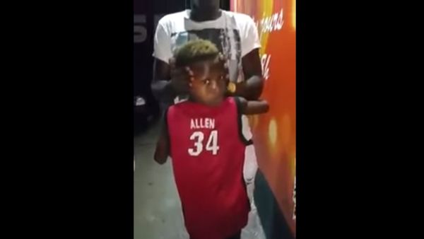 Kid has an extremely flexible neck. - Sputnik International
