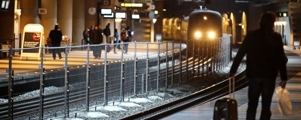 A temporary fence erected between tracks is seen at the train station to prevent illegal migrants to enter Sweden at Copenhagen International Airport in Kastrup, Wednesday, Dec 23, 2015 - Sputnik International