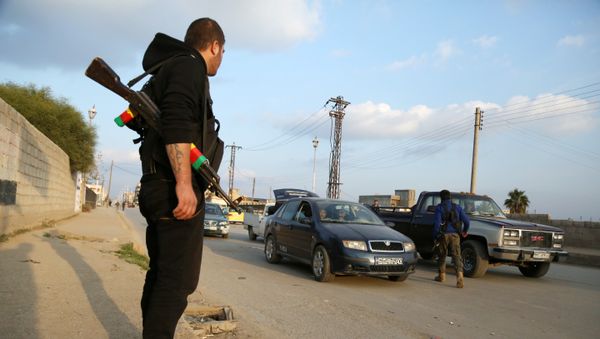 Members of the Kurdish internal security forces (known as the Asayish) check vehicles on December 16, 2015 - Sputnik International