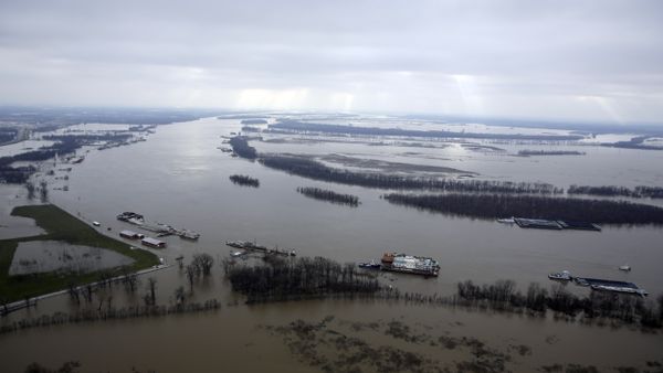 In this aerial photo, the Mississippi River flows out of its banks Wednesday, Dec. 30, 2015, near West Alton, Mo. A rare winter flood threatened nearly two dozen federal levees in Missouri and Illinois on Wednesday as rivers rose, prompting evacuations in several places. - Sputnik International