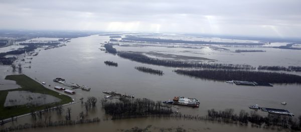 In this aerial photo, the Mississippi River flows out of its banks Wednesday, Dec. 30, 2015, near West Alton, Mo. A rare winter flood threatened nearly two dozen federal levees in Missouri and Illinois on Wednesday as rivers rose, prompting evacuations in several places. - Sputnik International
