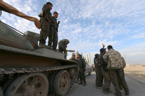 Fighters from the Democratic Forces of Syria prepare themselves ahead of what they said was an offensive against Islamic State militants to take control of Tishrin dam, south of Kobani, Syria December 26, 2015 - Sputnik International