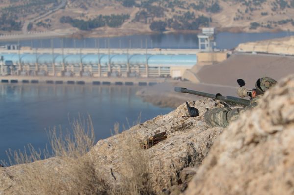 A sniper from the Democratic Forces of Syria takes an overwatch position at the top of Mount Annan overlooking the Tishrin dam, after they captured it on Saturday from Islamic State militants, south of Kobani, Syria December 27, 2015 - Sputnik International