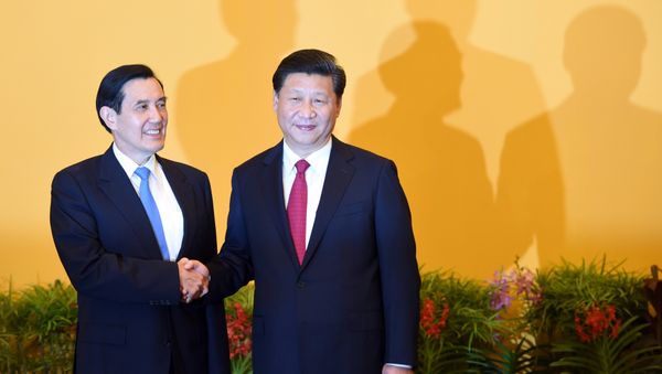 Chinese President Xi Jinping (R) shakes hands with Taiwan President Ma Ying-jeou before their meeting at Shangrila hotel in Singapore on November 7, 201 Chinese President Xi Jinping (R) shakes hands with Taiwan President Ma Ying-jeou before their meeting at Shangrila hotel in Singapore on November 7, 201 - Sputnik International