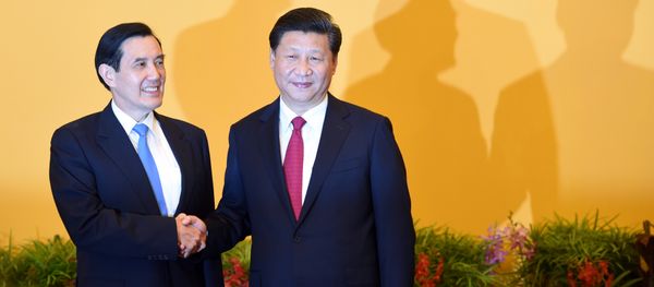 Chinese President Xi Jinping (R) shakes hands with Taiwan President Ma Ying-jeou before their meeting at Shangrila hotel in Singapore on November 7, 201 Chinese President Xi Jinping (R) shakes hands with Taiwan President Ma Ying-jeou before their meeting at Shangrila hotel in Singapore on November 7, 201 - Sputnik International