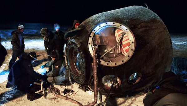 Soyuz TMA-17M lands with ISS expedition 44/45 crew - Sputnik International