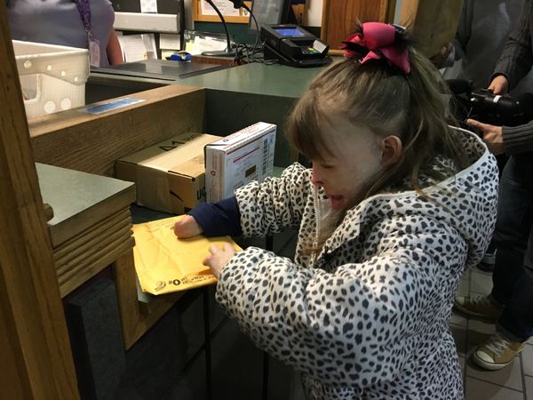 Safyre Terry, 8, opens a gift - Sputnik International