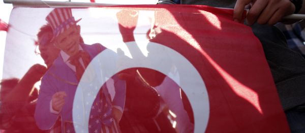 Members of Turkey Youth Union hold an effigy of U.S. President Barack Obama that is seen through a Turkish flag during a protest in Antalya, Turkey, Sunday, Nov. 15, 2015 - Sputnik International
