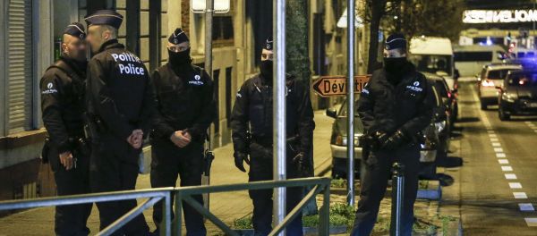 Police officers conduct new searches linked to Paris terrorist attacks, on December 30, 2015, in Molenbeek, Brussels - Sputnik International