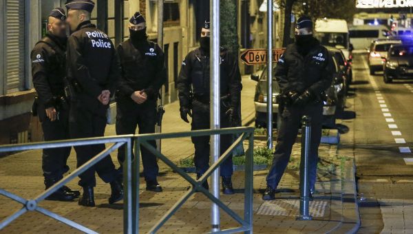 Police officers conduct new searches linked to Paris terrorist attacks, on December 30, 2015, in Molenbeek, Brussels - Sputnik International