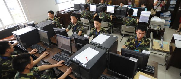 Chinese military officers using computers in Hefei, eastern China's Anhui province on June 14, 2008. - Sputnik International