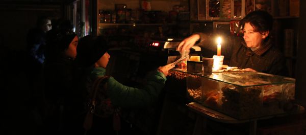 Shoppers pay for their purchases in a store during a power outage. File photo - Sputnik International