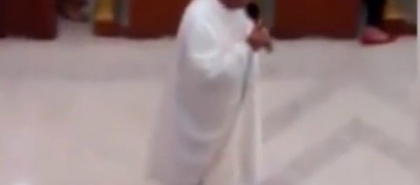 Catholic Priest Uses Hoverboard at Christmas Service Catholic Priest Uses Hoverboard at Christmas Service - Sputnik International