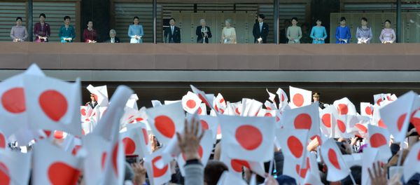 Japanese Emperor Akihito (C) and Empress Michiko (7th R) greet well-wishers with other members of the royal family from the balcony of the Imperial Palace in Tokyo on January 2, 2016 Japanese Emperor Akihito (C) and Empress Michiko (7th R) greet well-wishers with other members of the royal family from the balcony of the Imperial Palace in Tokyo on January 2, 2016 - Sputnik International