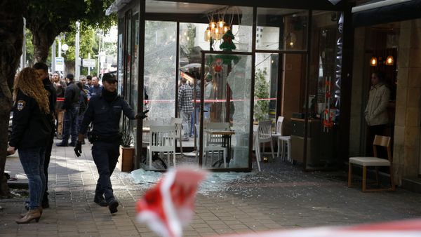 Members of the Israeli security forces cordon off the area following an attack by an unidentified gunman, who opened fire at a pub in the Israeli city of Tel Aviv killing two people and wounding five others on January 1, 2016, police and medical officials said - Sputnik International