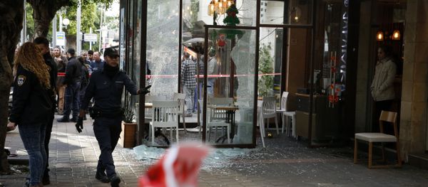 Members of the Israeli security forces cordon off the area following an attack by an unidentified gunman, who opened fire at a pub in the Israeli city of Tel Aviv killing two people and wounding five others on January 1, 2016, police and medical officials said - Sputnik International