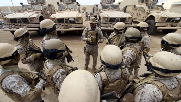 Senior army commander Abdullah al-Sahian (C), who commands the Saudi forces in Yemen's southern port city of Aden, talks to his soldiers in their base in Aden, in this September 28, 2015 file photo - Sputnik International