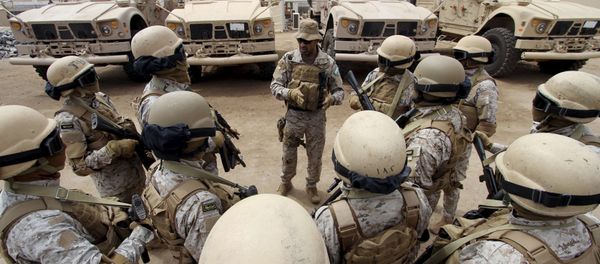 Senior army commander Abdullah al-Sahian (C), who commands the Saudi forces in Yemen's southern port city of Aden, talks to his soldiers in their base in Aden, in this September 28, 2015 file photo - Sputnik International