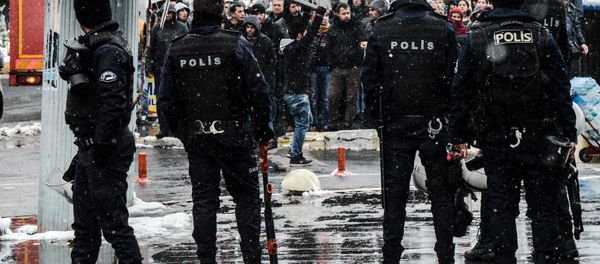 Turkish riot police officers block the crowd as they shout slogans on December 31, 2015 in Diyarbakir, during a demonstration after a curfew was lifted from the city - Sputnik International