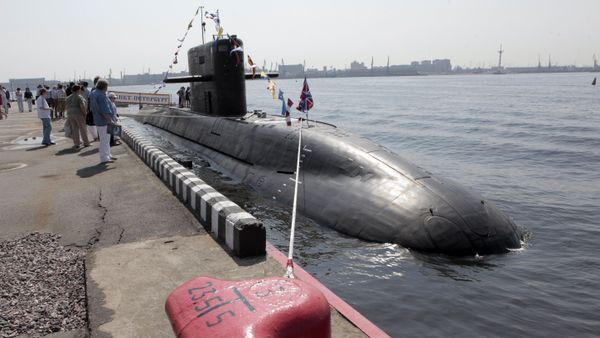 Visitors look at St Petersburg diesel electric submarine of the Lada class at the International Maritime Defense Show in St Petersburg. File photo - Sputnik International