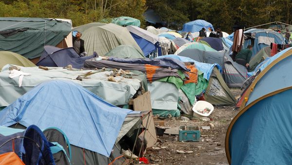 Migrants talk in a makeshift camp in Dunkirk, northern France, Wednesday, Nov. 4, 2015 - Sputnik International