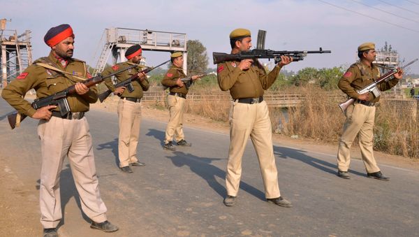 Indian police personnel stand alert outside an airforce base in Pathankot on January 2, 2016, during an ongoing attack on the base in the northern Indian state of Punjab by suspected militants - Sputnik International