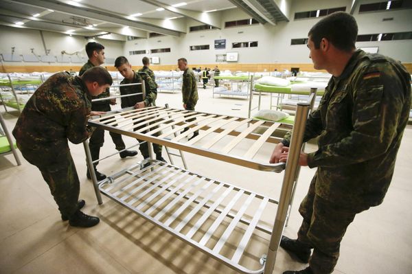 Soldiers from the guards battalion of the German armed forces Bundeswehr prepare beds as they transform the sports hall of the Jane-Addams high school into a refugee shelter in Hohenschoenhausen district in Berlin, Germany, December 8, 2015 Soldiers from the guards battalion of the German armed forces Bundeswehr prepare beds as they transform the sports hall of the Jane-Addams high school into a refugee shelter in Hohenschoenhausen district in Berlin, Germany, December 8, 2015 - Sputnik International
