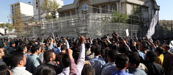 Iranian protesters shout slogans during a demonstration against Saudi Arabia outside its embassy in Tehran on September 27, 2015 - Sputnik International
