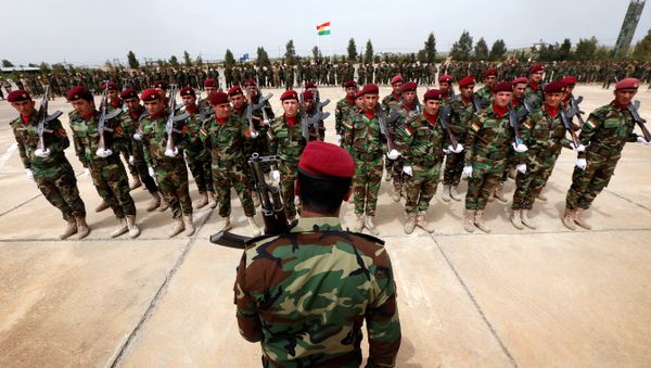 Kurdish Peshmerga fighters take part in a graduation ceremony on April 16, 2015 at the Kurdistan Training Coordination Center (KTTC) of Arbil, the capital of the autonomous Kurdish region of northern Iraq. - Sputnik International