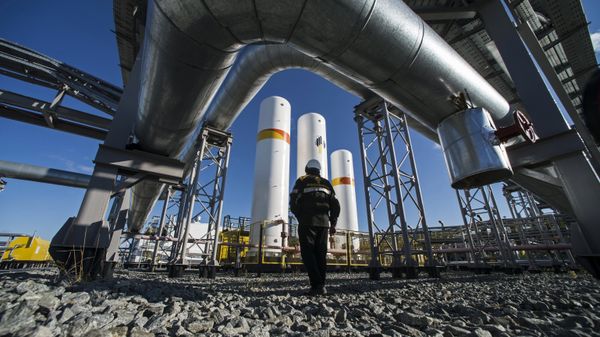 A worker of RN-Purneftegaz, a daughter company of Rosneft, is seen here at the boosting compressor station of the Kharampur gas field, Yamal Nenets Autonomous Area - Sputnik International